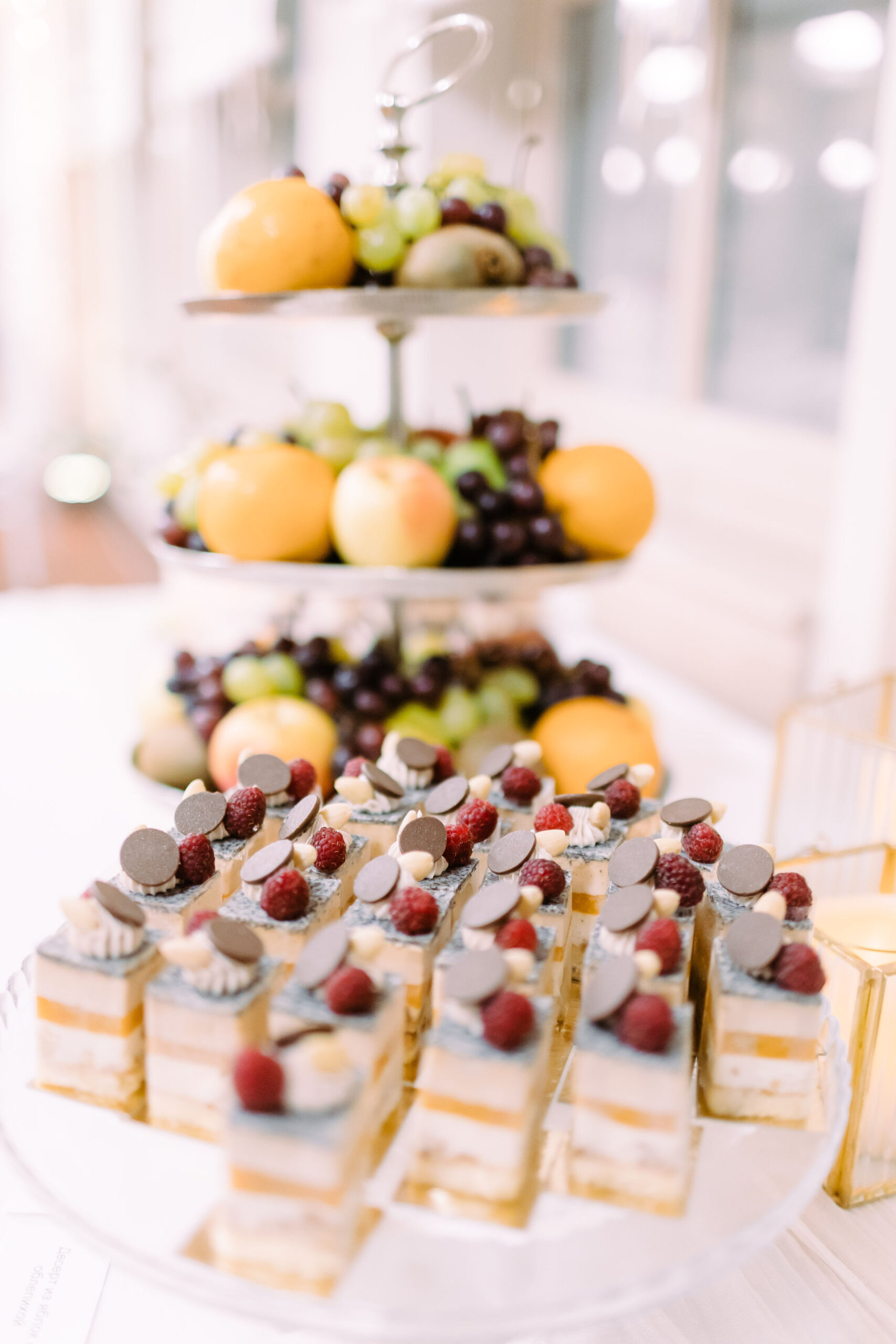 Wedding dessert table, photo: Rabloczky Andr